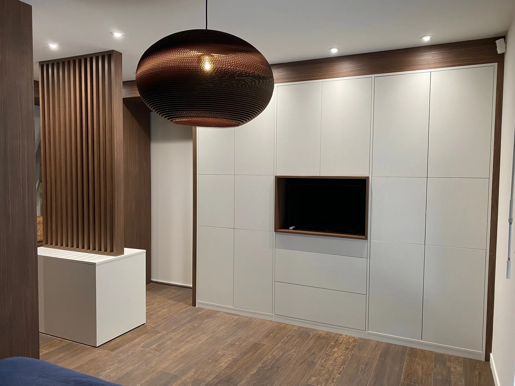 Placards et rangements intégrés dans un intérieur moderne.