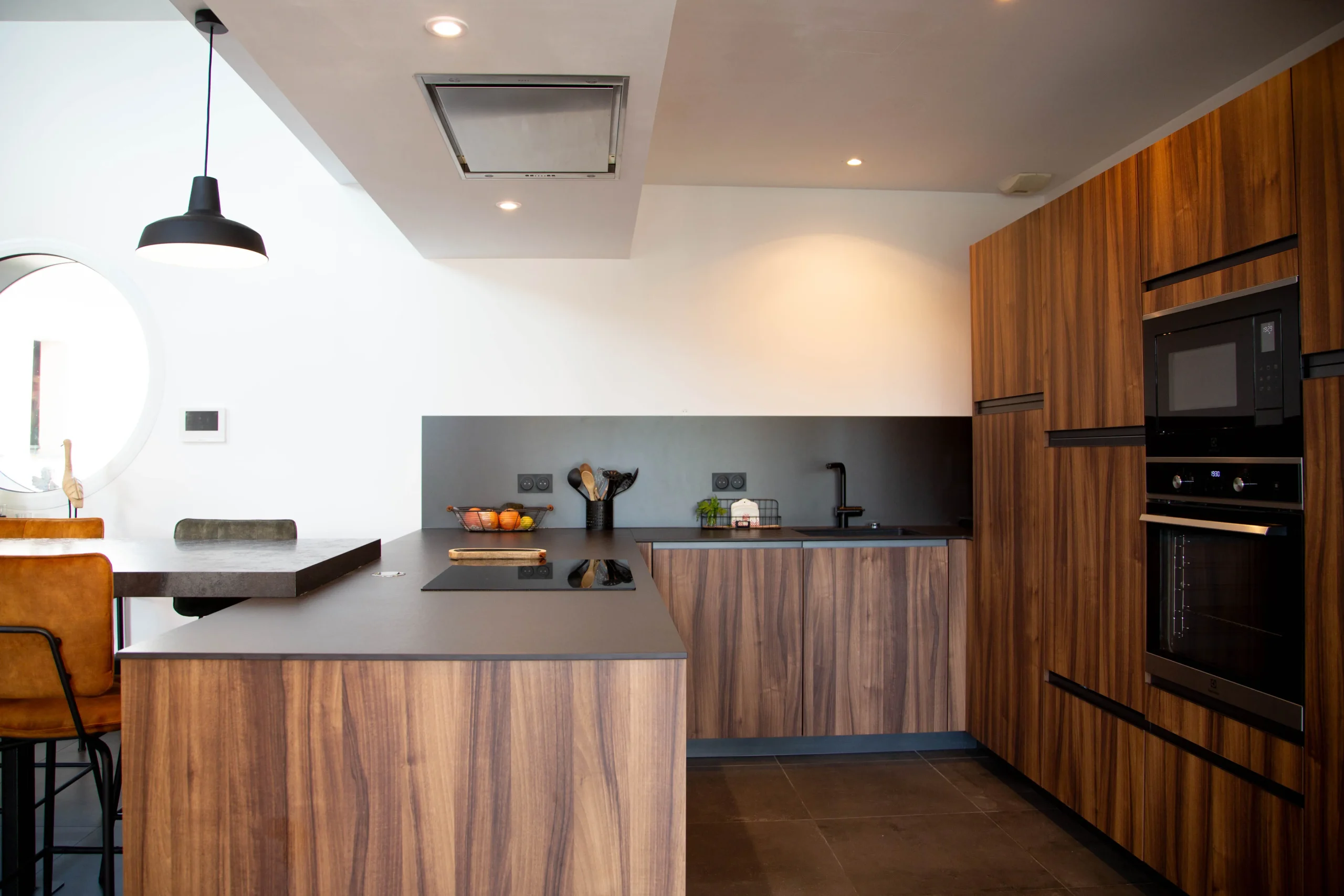 Cuisine sur mesure moderne réalisée aux Sables d’Olonne.