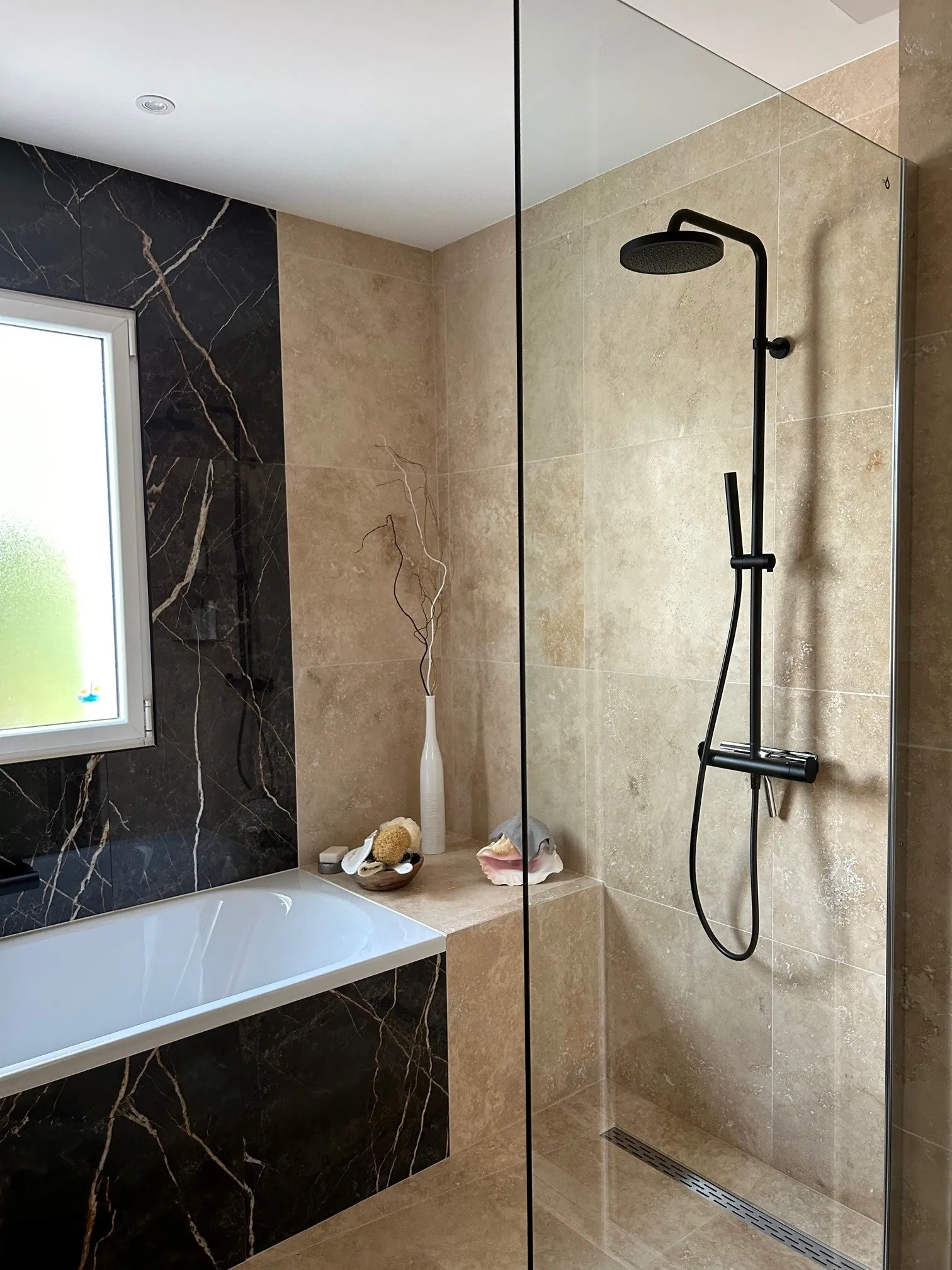 Salle de bains sur mesure moderne aux Sables d’Olonne.