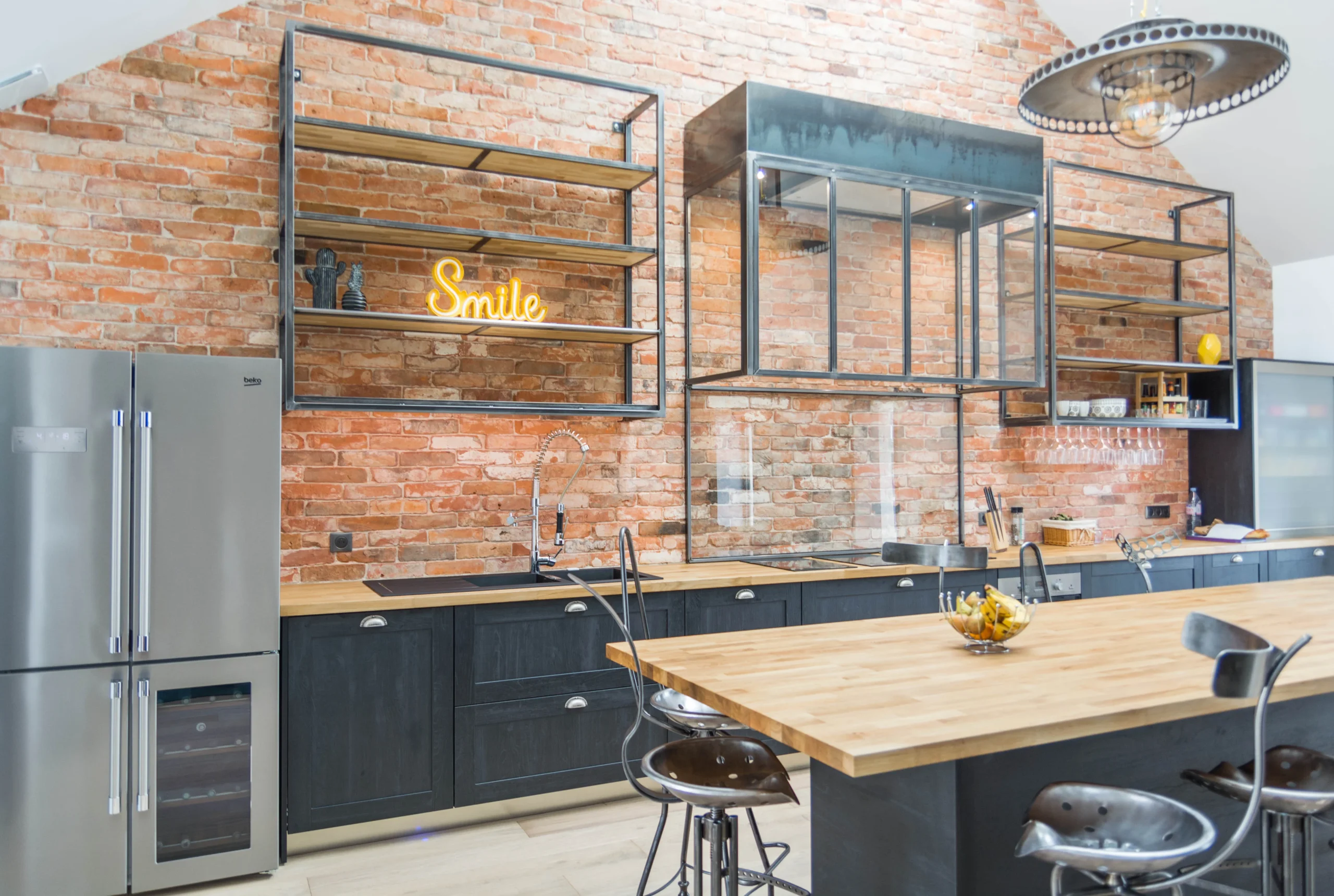 Aménagement de cuisine sur mesure avec îlot central.