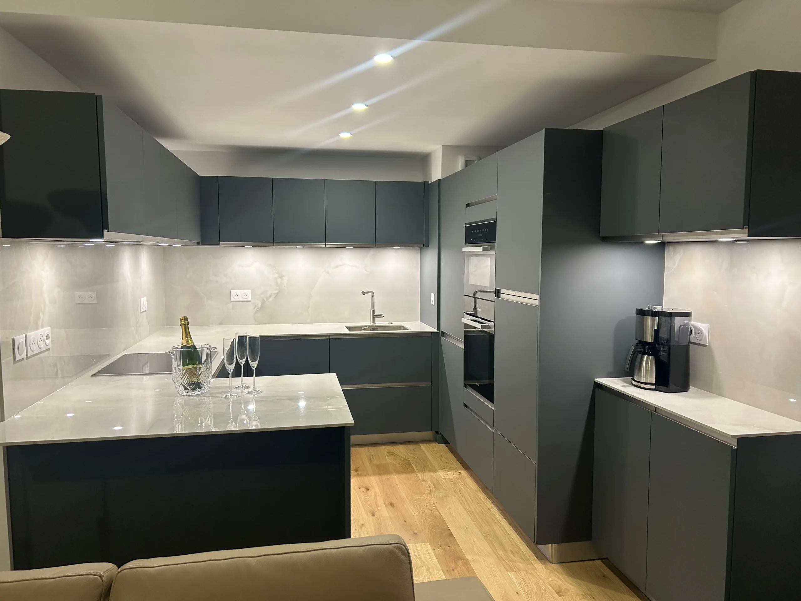 Pose de cuisine sur mesure avec électroménager intégré.