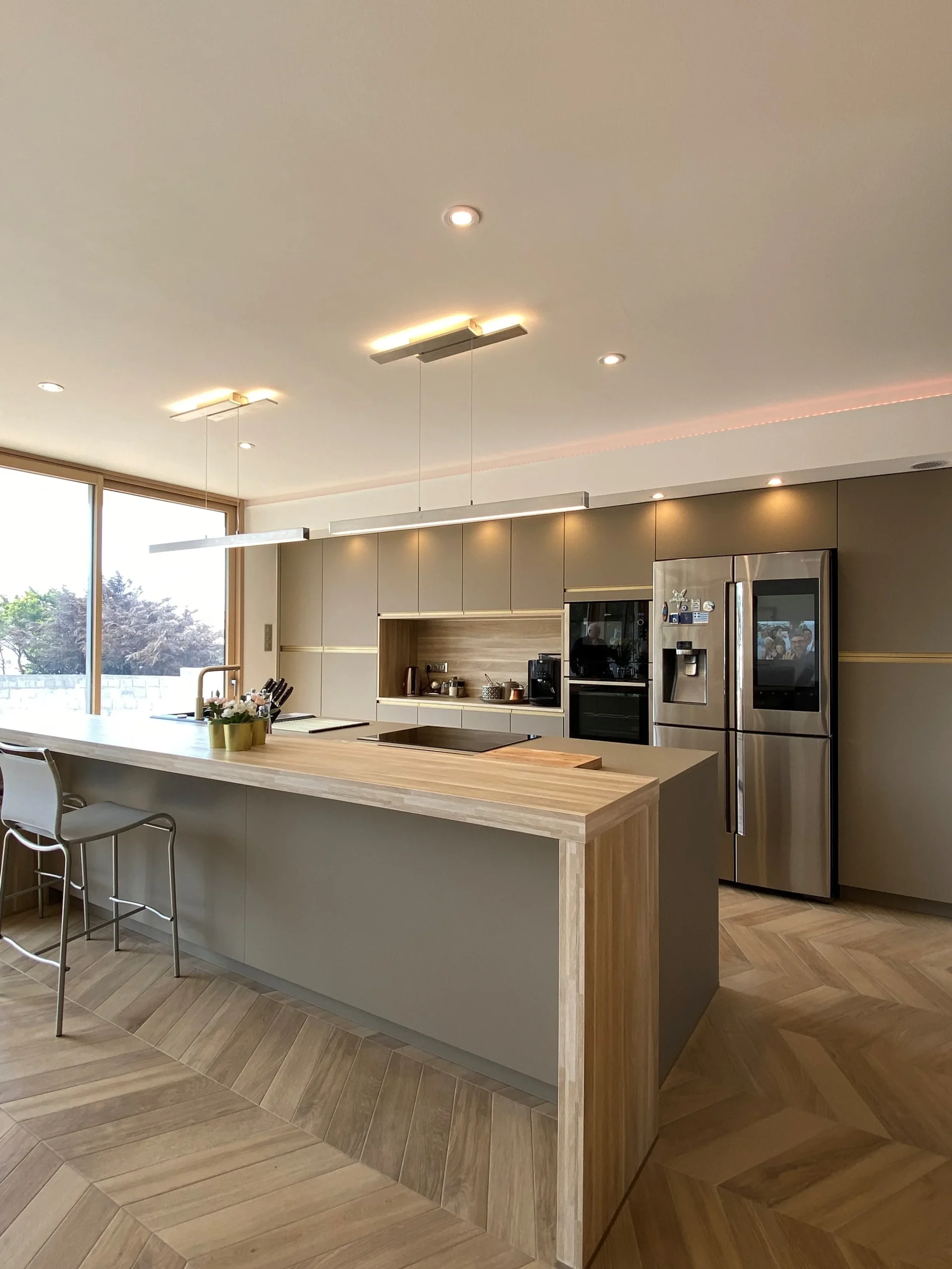 Aménagement de cuisine sur mesure avec îlot central.