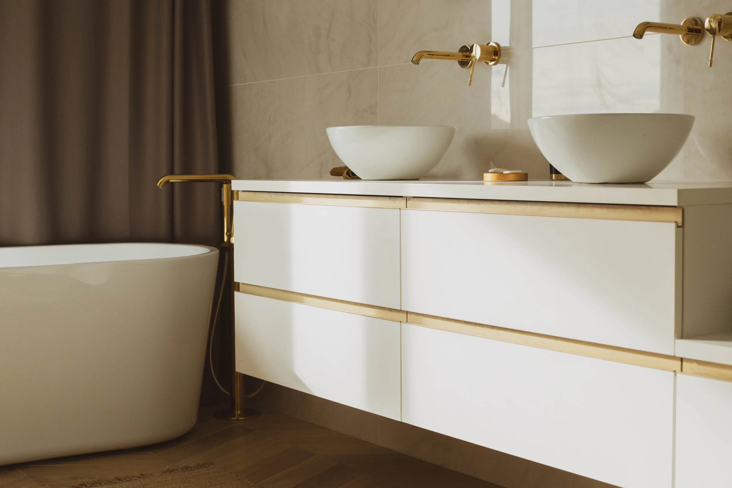 Meuble vasque et rangement salle de bains sur mesure.
