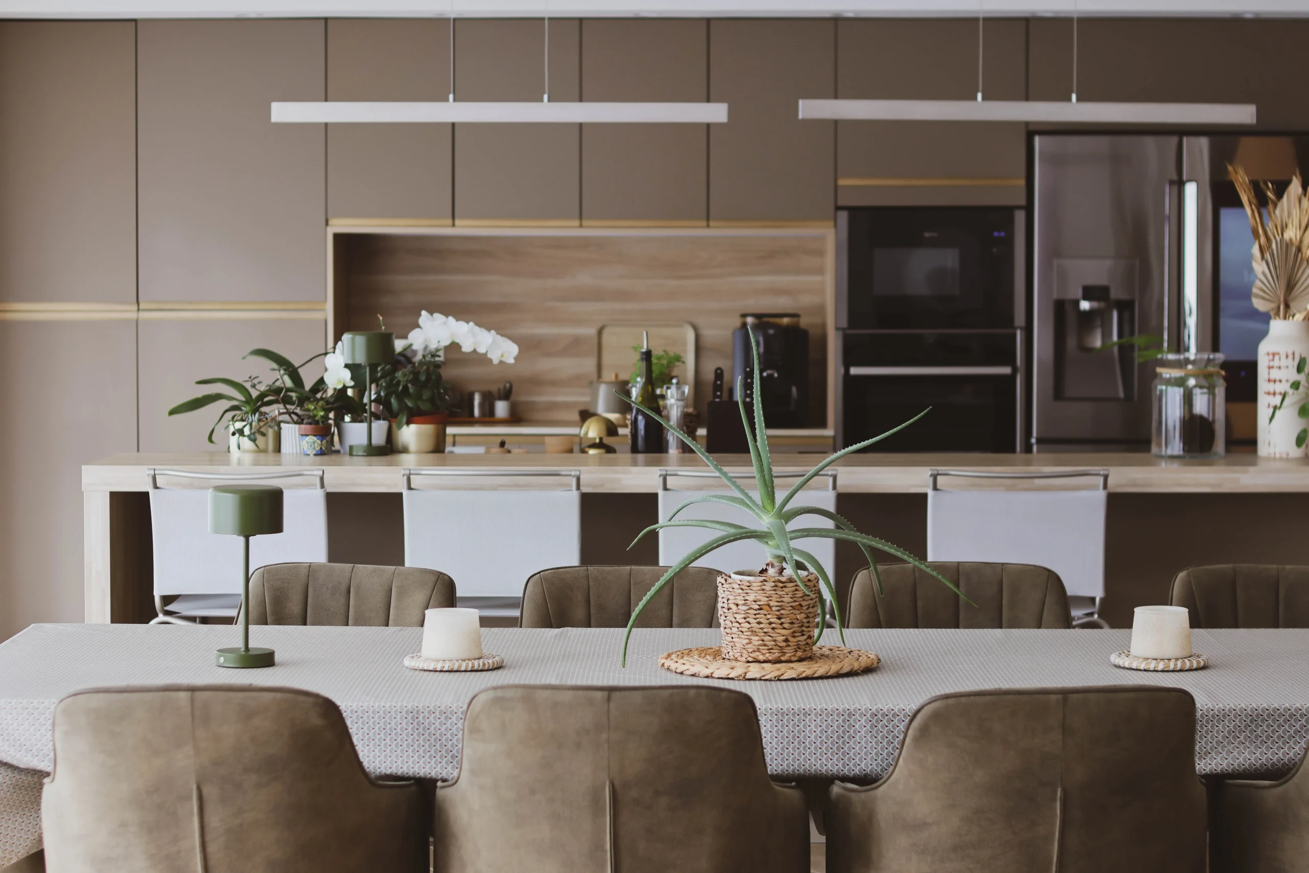 Aménagement de cuisine sur mesure avec îlot central.
